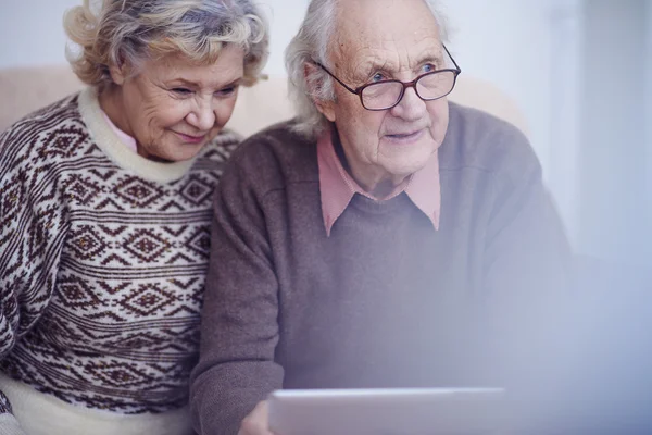 Ancianos hombre y mujer usando touchpad — Foto de Stock