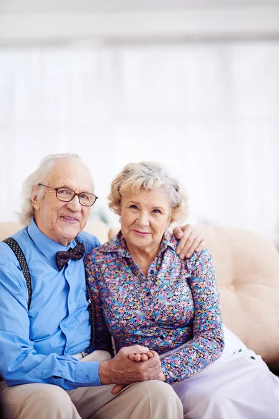 Senior paar in elegante kleding — Stockfoto