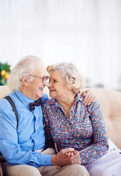 Äldre par i eleganta kläder — Stockfoto