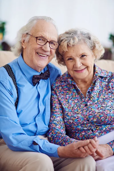 Äldre par i eleganta kläder — Stockfoto
