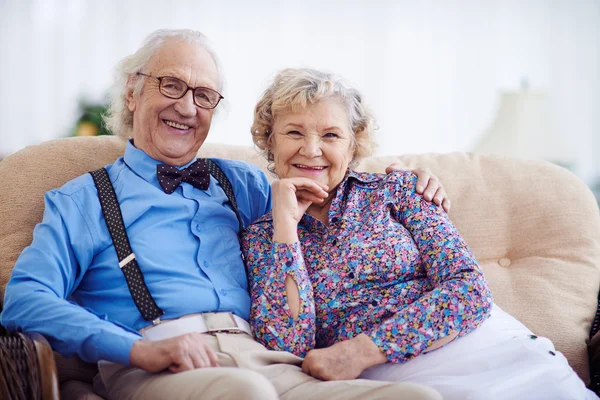 Äldre par i eleganta kläder — Stockfoto