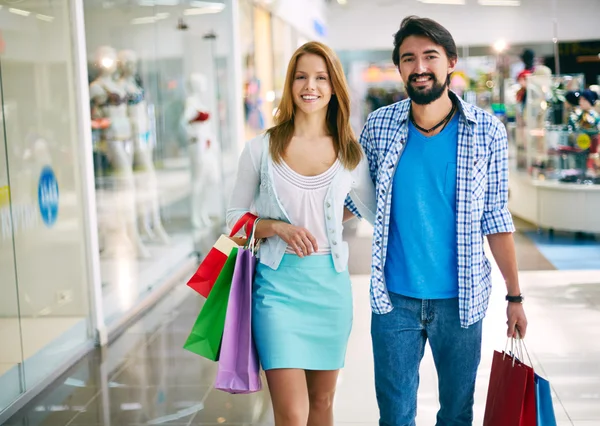 Consommateurs faisant leurs courses dans le centre commercial — Photo