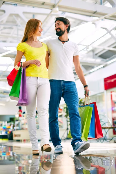 Jovem casal andando no shopping — Fotografia de Stock