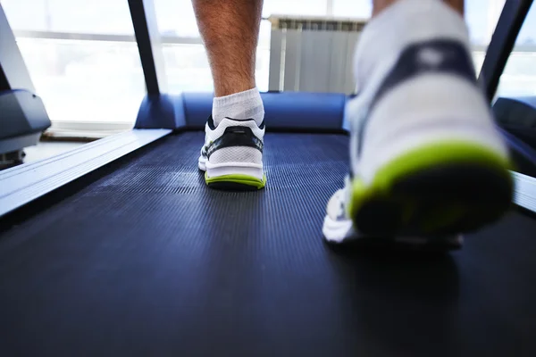 Man utbildning i gym — Stockfoto