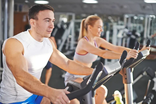 Frau und Mann beim Training im Fitnessstudio — Stockfoto