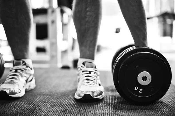 Man in sneakers nemen barbell — Stockfoto