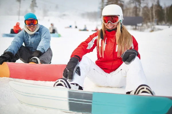 Dziewczyna i chłopak z snowboardowe — Zdjęcie stockowe