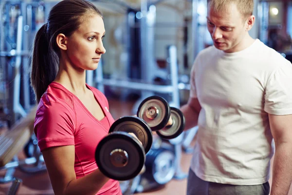 Tjej träning i gym med tränare — Stockfoto