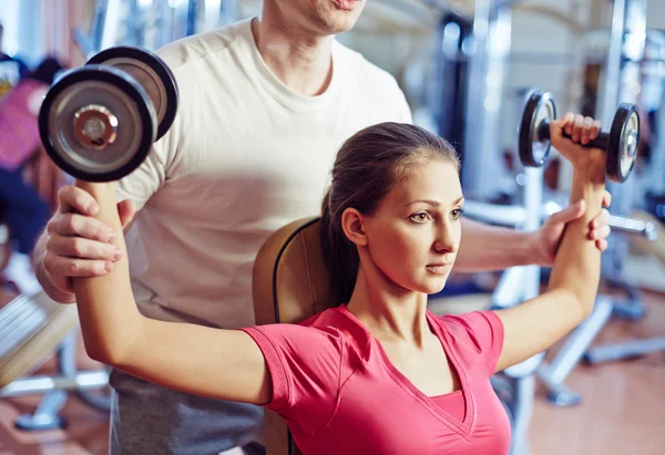 Tjej träning i gym med tränare — Stockfoto