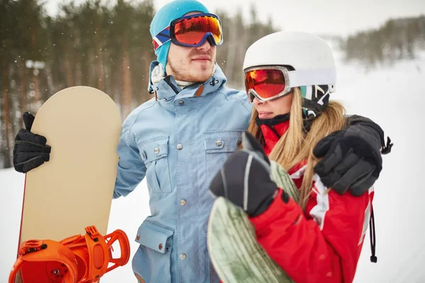 Snowboarders en ropa deportiva de invierno —  Fotos de Stock