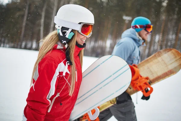 女孩和男友与滑雪板 — 图库照片