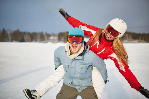 Casal se divertindo no inverno — Fotografia de Stock