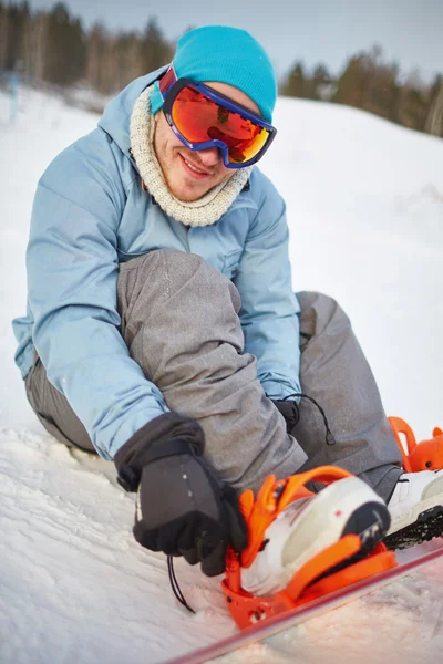 Młody snowboardzista zimą — Zdjęcie stockowe