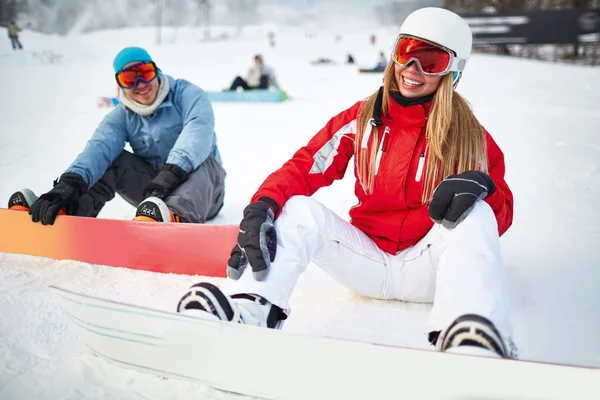 Dívka a přítel s snowboardu — Stock fotografie