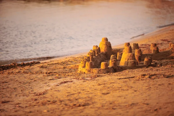 Піщаний замок на пляжі — стокове фото
