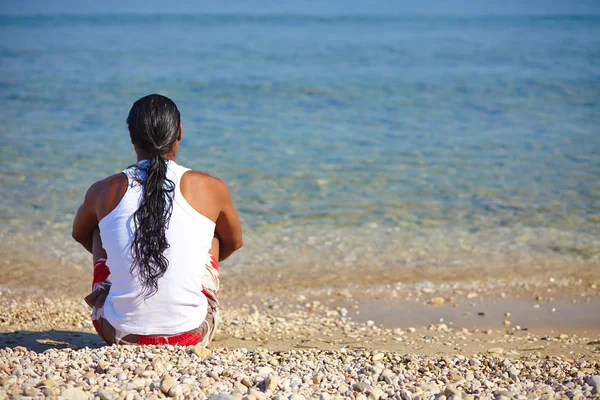 Man resting on sandy seashore — Stock Photo, Image