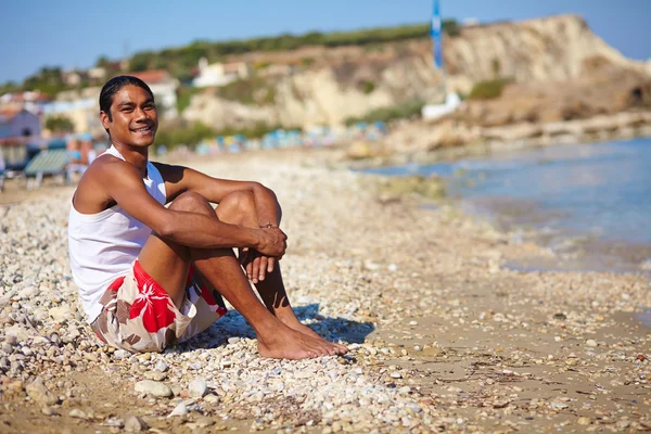 Man resting on sandy seashore — Stock Photo, Image