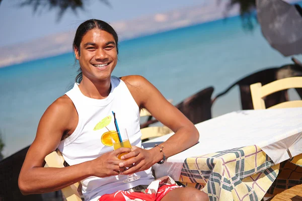 Latino man med glas saft — Stockfoto