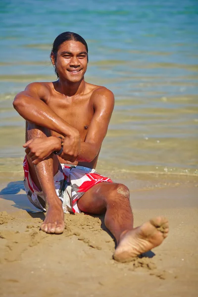 Hombre descansando en la orilla del mar arenoso —  Fotos de Stock