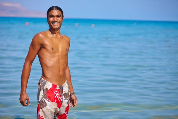 Hombre descansando en la orilla del mar arenoso —  Fotos de Stock