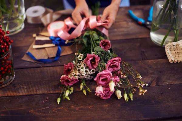 Florist tying rose bunch — Stock Photo, Image