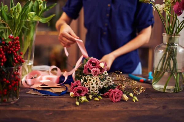 Floristería atando ramo de rosas — Foto de Stock