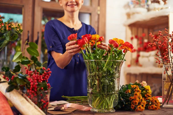 Fleuriste vendant des fleurs fraîches — Photo