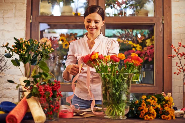 花店制作花束 — 图库照片