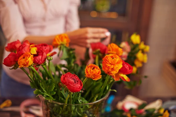 Verse bloemen in Floristiek winkel — Stockfoto