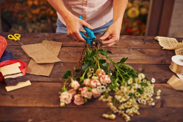 Florist cutting floral stems — Stock Photo, Image