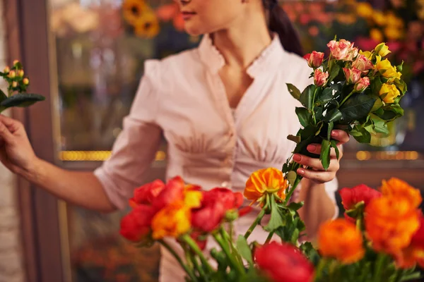 Florista com flores rosa cacho — Fotografia de Stock