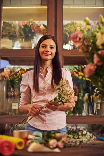 Floristería femenina feliz — Foto de Stock