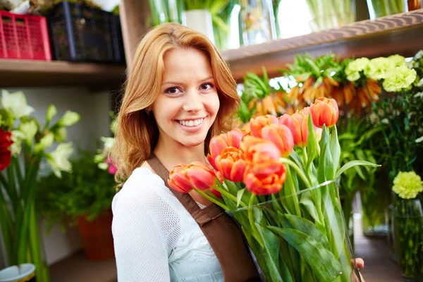 Happy florist with tulips — Stock Photo, Image