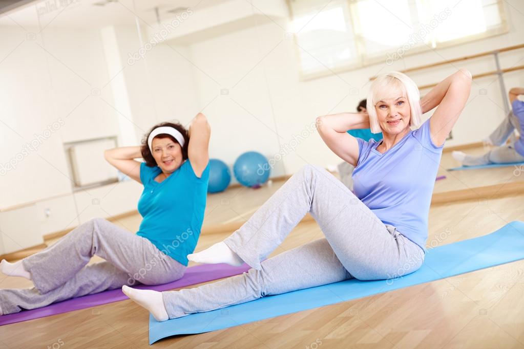 Fitnessstudio schwitzen Reife Damen im Fitnessstudio schwitzen Reife Damen im