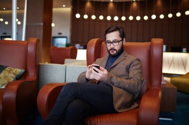 cep telefonu kullanarak iş adamı