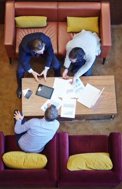 Kağıtları tartışırken iş adamları