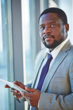 Dijital tabletli adam