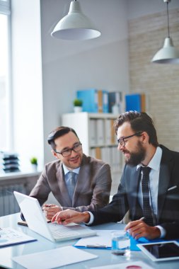 Kendine güvenen işadamları beyin fırtınası