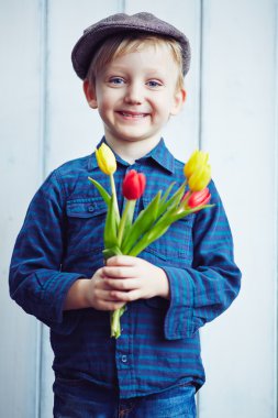 Lale ile yakışıklı çocuk