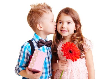 Çocuk kız öpüşme