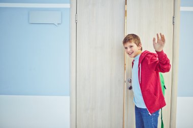Sırt çantası ile mutlu okul çocuğu