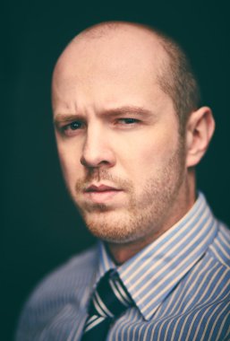 Şüphe adam portresi