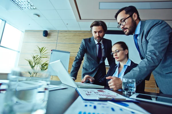 Teamvergadering in het kantoor — Stockfoto