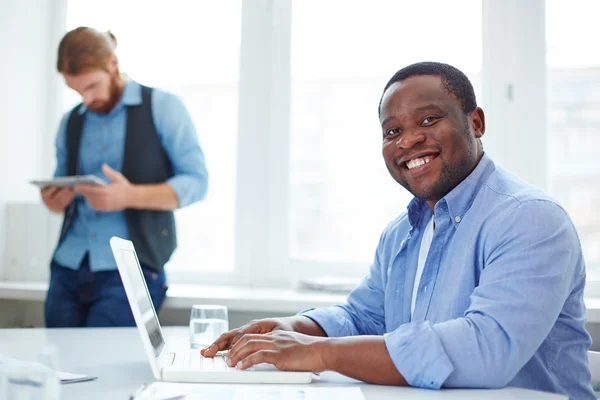 Empresário afro-americano digitando — Fotografia de Stock