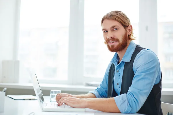 Joven hombre de negocios informática — Foto de Stock