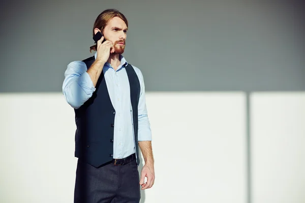 Uomo d'affari che parla sul cellulare — Foto Stock