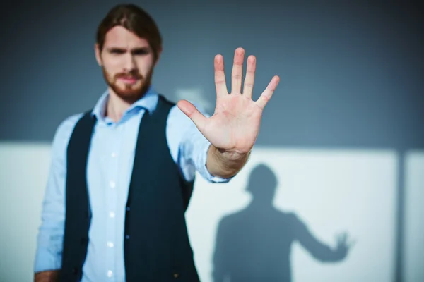 Empresário mostrando parar gesto — Fotografia de Stock