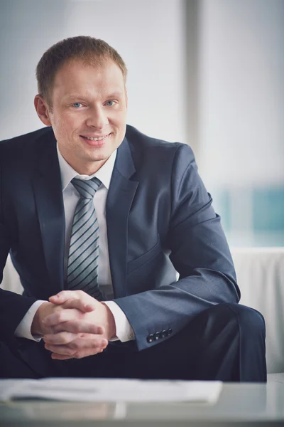 Hombre de negocios sonriente en traje — Foto de Stock