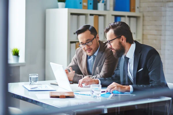 Sakallı genç işadamı