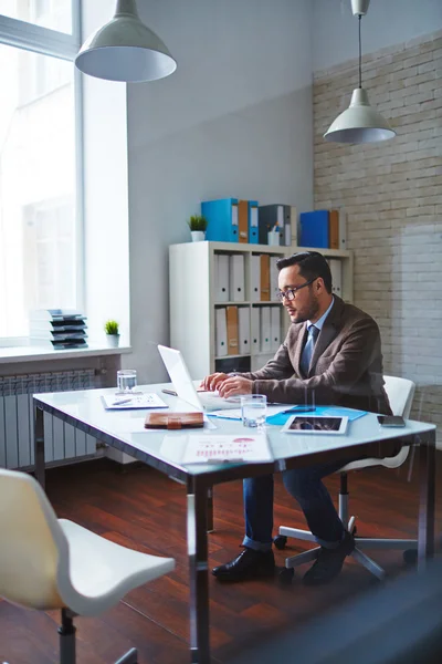 Geschäftsmann arbeitet am Laptop — Stockfoto